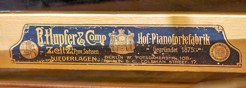 Das Herstellerschild am Flügel belegt die Herkunft aus Zeitz.