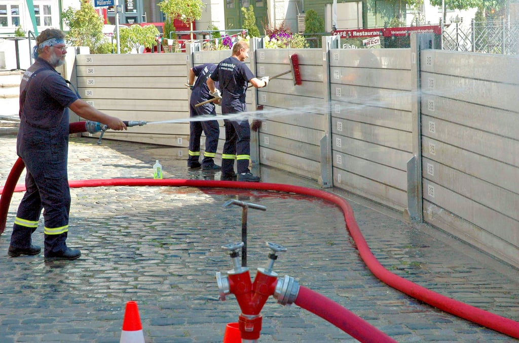 Unter anderem solche mobilen Hochwasserschutzwände sollen in dem neuen Lager des Landesbetriebs für Hochwasserschutz und Wasserwirtschaft gelagert werden. Noch befindet sich die Lagerhalle im Bau. Das Foto zeigt die Schönebecker Wasserwehr bei einer Übung.