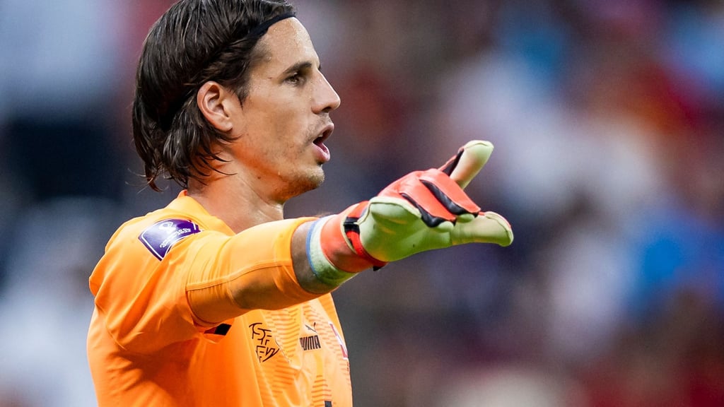 Torwart Yann Sommer aus der Schweiz gestikuliert.