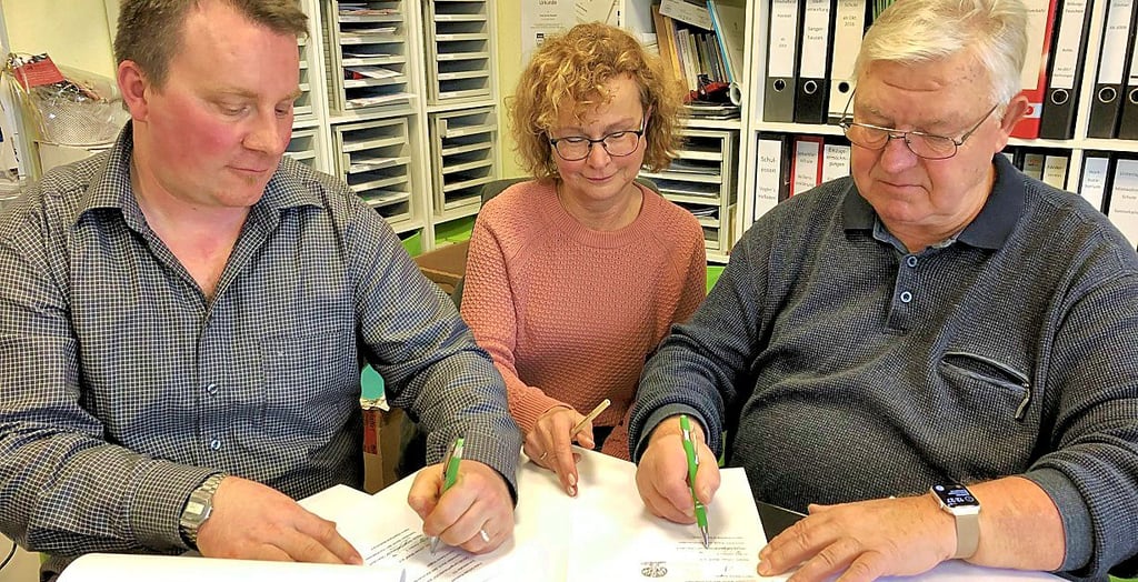 Denis Vogler, Gabriele Wolowski und Eberhard Nothmann (v.l.) unterzeichnen den Vertrag zwischen den Freien Schulen und dem Waldverein.