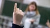 Eine Schülerin nimmt am Unterricht teil. Lehrermangel ist an vielen Schulen ein großes Problem.
