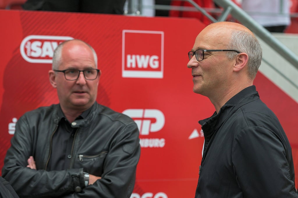 Sparkassen-Chef Jürgen Fox (r.) könnte beim Halleschen FC auf Präsident Jens Rauschenbach (l.) folgen.