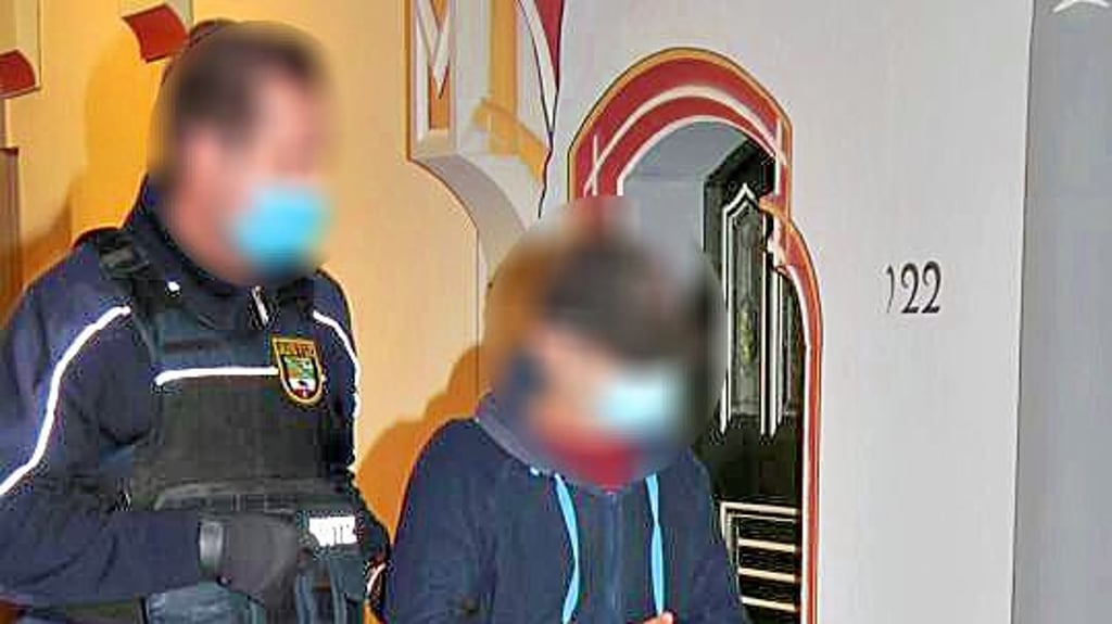 Prozess wegen schweren sexuellen Missbrauchs: Der Angeklagte auf dem Weg in den Gerichtssaal.