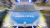 Ein Streifenwagen der Polizei mit eingeschaltetem Blaulicht.