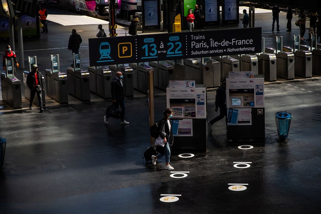 Fahrgäste gehen durch die Halle des Pariser Bahnhofs „Gare du Nord“.