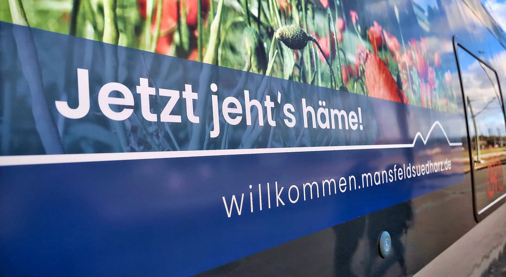 Der Werbeslogan des Landkreises Mansfeld-Südharz auf einer Regionalbahn von Abellio