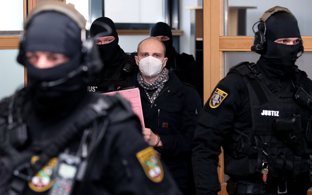 Ein Bild vom Halle-Attentäter beim Prozess im Jahr 2020. Er war nach der Geiselnahme von zwei Justizbeamten am 20. Dezember 2022 nach Bayern gebracht worden.