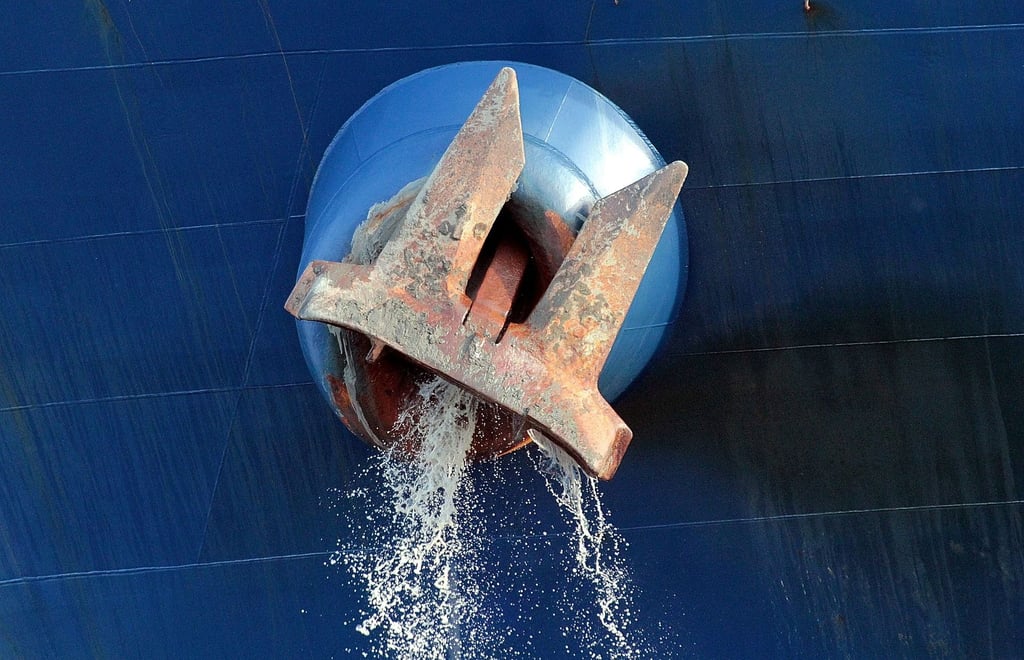 Ein riesiges Tankschiff aus einer tschechischen Werft wird derzeit über die Elbe gelotst und soll auch Dessau, Magdeburg und Lutherstadt-Wittenberg passieren. Wir zeigen, wann Sie wo mit dem Koloss rechnen können. Symbolbild: