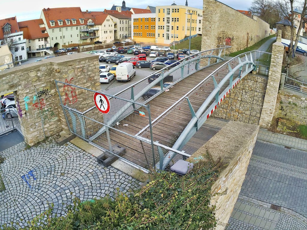 Blick aus der Luft auf den wegen Vandalismus gesperrten Weg, zu dem auch die Brücke mit den vielen Liebesschlössern gehört.