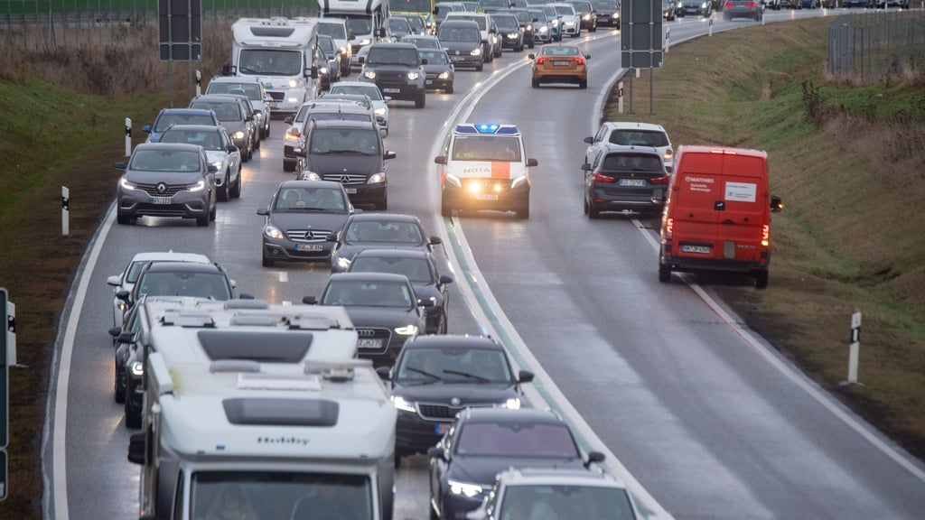Fahrzeuge stehen auf der Bundesstraße 96 vor der Rügenbrücke im Abreisestau. Nach der Pandemie machen die Deutschen wieder mehr Urlaub.