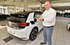 Elektrofahrzeuge wie dieser Volkswagen ID.3 erfreuten sich im vergangenen Jahr großer Beliebtheit, sagt Thomas Vogel vom Autohaus Kittel.