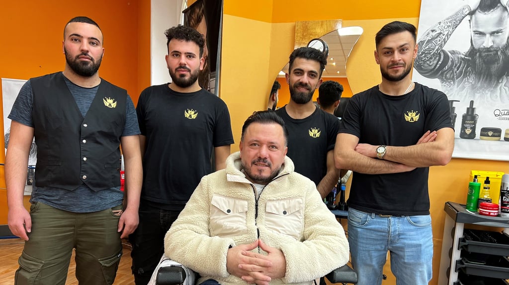 Arkan Akram Ghulam (m.) mit seinem Team im Merseburger Barbershop.