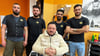 Arkan Akram Ghulam (m.) mit seinem Team im Merseburger Barbershop.