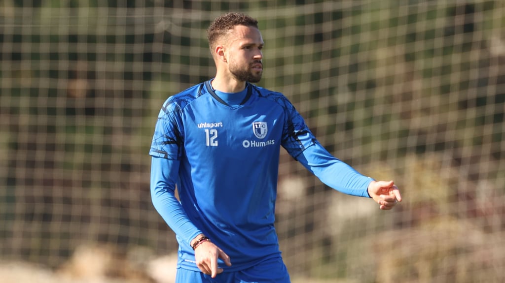 Der neue Mittelstürmer beim 1. FC Magdeburg, Luc Castaignos, hier beim Training mit der Mannschaft.