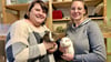 Frances Winkler (l.) und Eileen Goebel (r.) leiten seit drei Jahren den Verein „Insel für Meerschweinchen in Not“ in Krumpa.