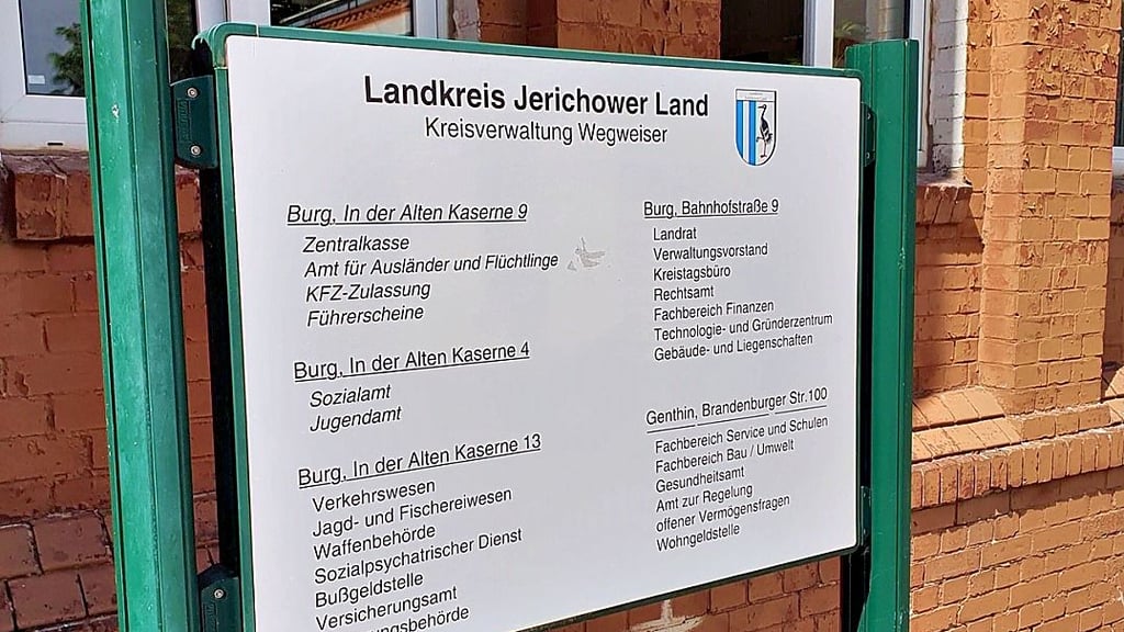 In der Alten Kaserne 9 in Burg ist die Zulassungsstelle, dort wird sich auch um die Führerscheine gekümmert.