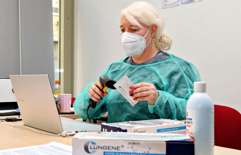 Doreen Müller-Giese, Mitarbeiterin im Testzentrum in Köthen, scannt die eingeschweißten Tests ein.