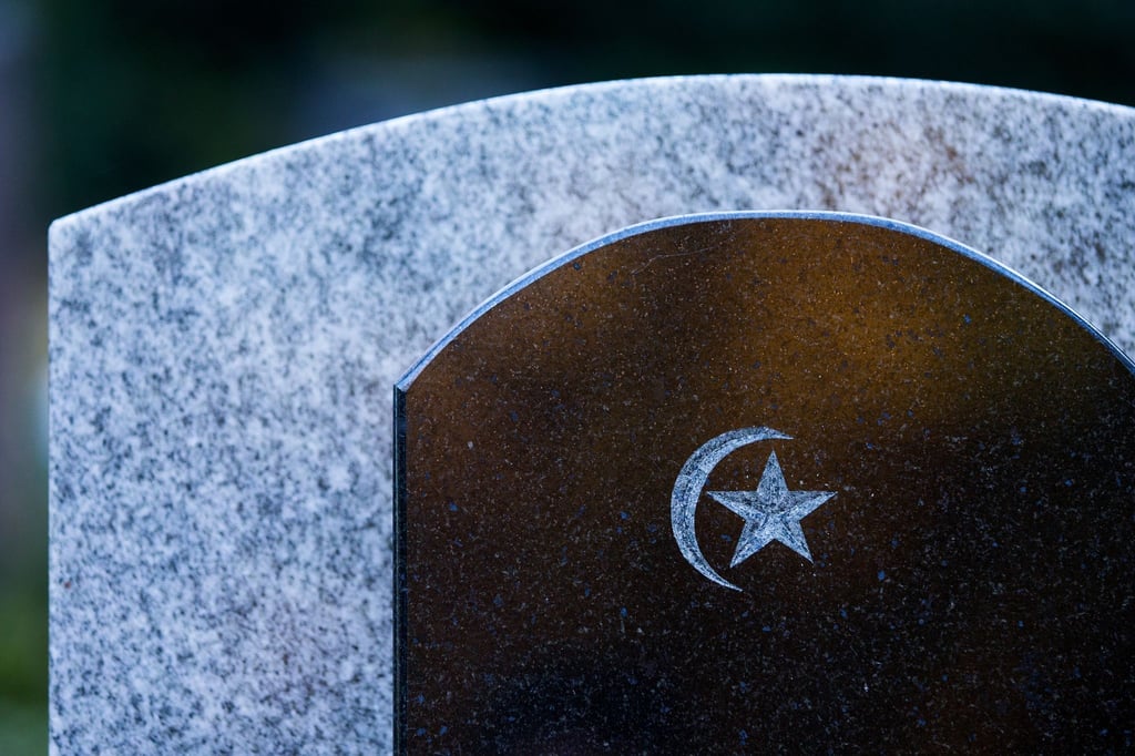 Viele Muslime bestatten ihre Angehörigen lediglich in ein Leichentuch gehüllt. Daher wurde die Sargpflicht in fast allen Bundesländern inzwischen gelockert.