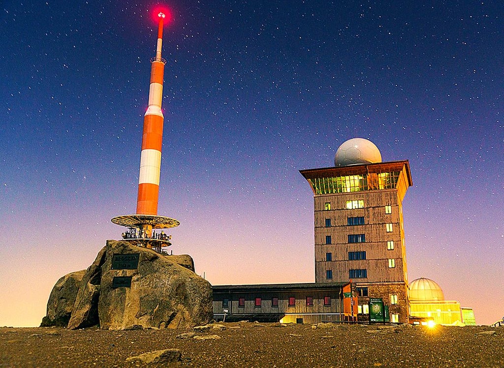 Sternenhimmel über dem Brocken – in einigen Jahren nur noch auf historischen Fotos zu sehen?