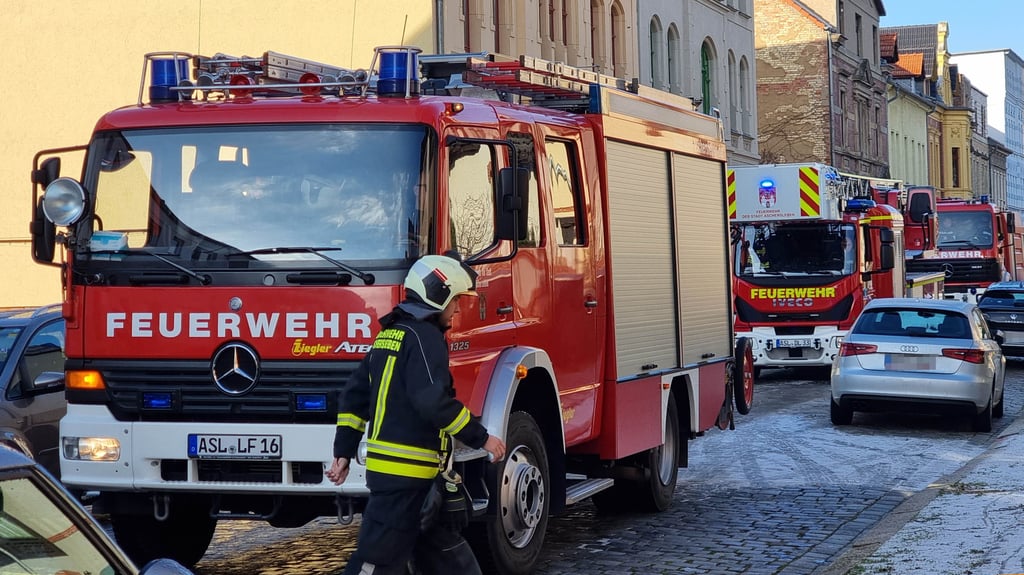Die Feuerwehren aus Aschersleben und Westdorf rückten zu einem gemeldeten Brand in Aschersleben aus.