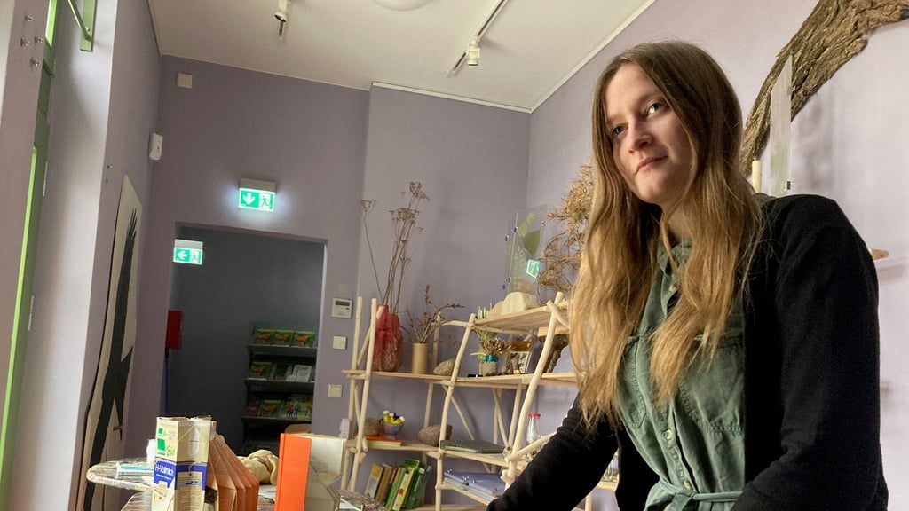 Lisa Klein ordnet die Bastelbereich im Flämis Huus neu an.