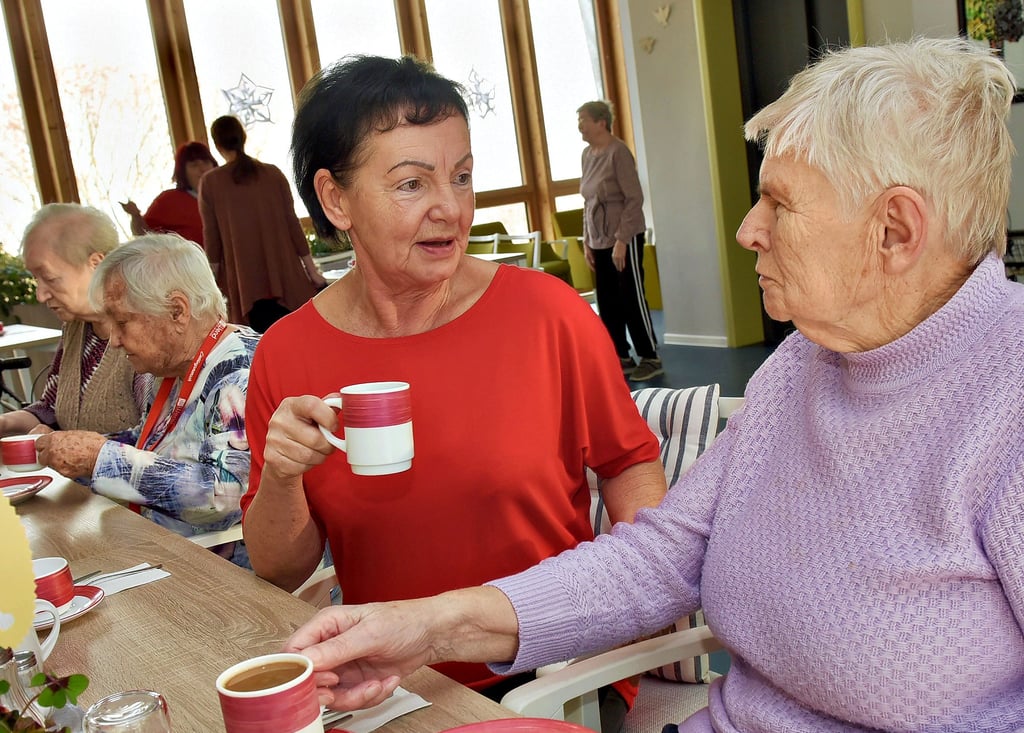 Hanni Zimmermann (li.) im Gespräch mit Regine Steckel im Betreuten Wohnen in Benndorf.