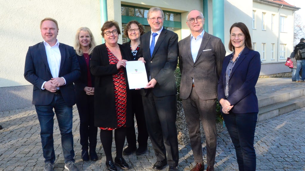 Gesundheitsministerin Petra Grimm-Benne übergab gestern den Zuwendungsbescheid über fast 10 Millionen Euro an Salus-Geschäftsführer Jürgen Richter (Mitte) im Beisein von Landrat Steve Kanitz (von links), den Landtagsmitgliedern Katrin Gensecke, Heide Richter-Airijoki und Sandra Hietel-Heuer (rechts) sowie Altmark-Klinikum-Geschäftsführer und ärztlicher Direktor Michael Schoof (2.von rechts). Foto: Gesine Biermann