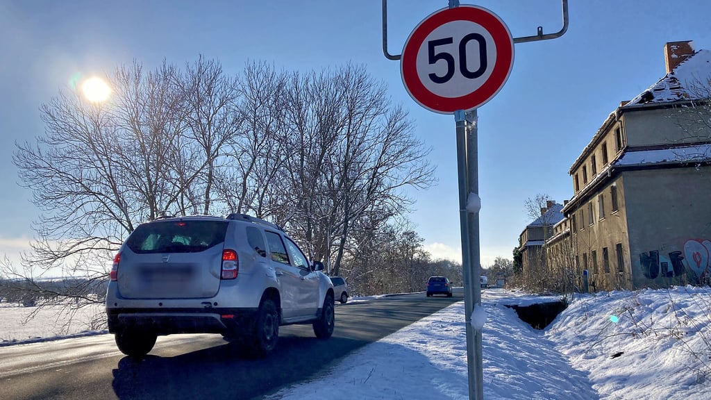 Unbekannte haben das Ortseingangsschild von Zangenberg geklaut. Deshalb weist nun vorübergehend ein Tempo-50-Schild auf die im Ort zulässige Höchstgeschwindigkeit hin. Wer sie überschreitet und nicht abbremst, der läuft nicht nur hier Gefahr, „geblitzt“ zu werden.