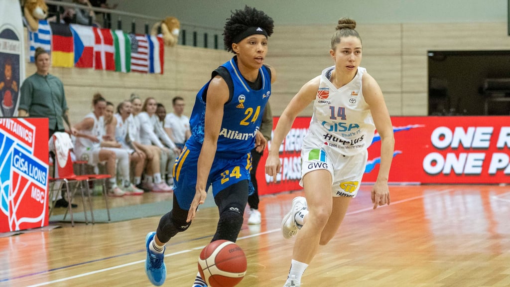 Berlins Deeshyra Thomas (l.) läuft Lotta Stach vom Gisa Lions MBC davon.