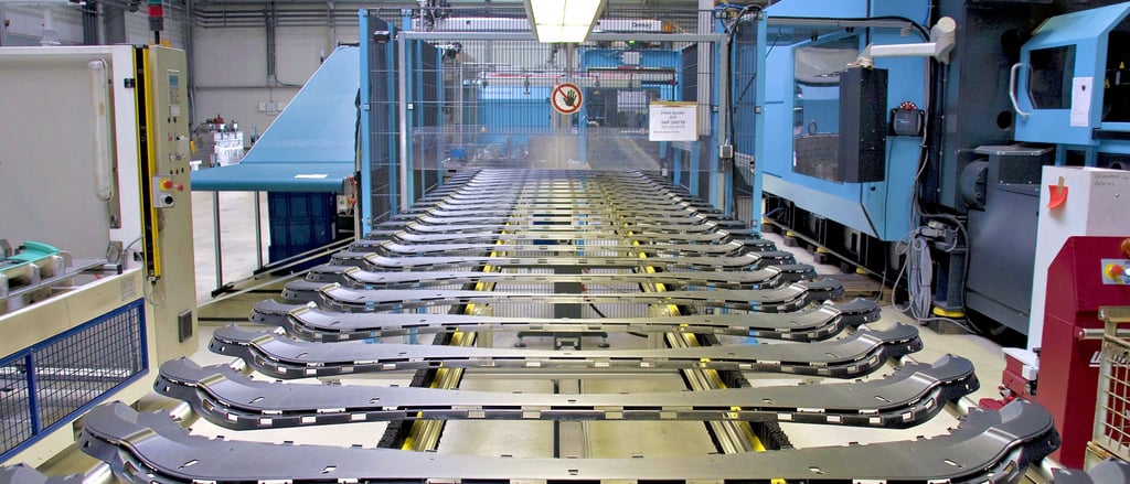 Die SLM Kunststofftechnik GmbH ist seit 25 Jahren am Markt. In den Oebisfelder Produktionshallen werden Anbauteile im Stoßfängerbereich sowie technische Kunststoffteile aller Art gefertigt.