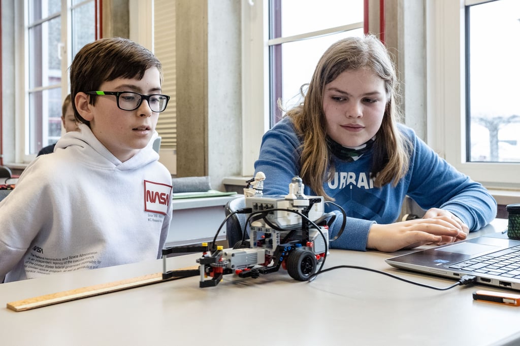 Edgar Freydank (links) und Ole Heinrich testen in der Arbeitsgemeinschaft Robotik des Gymnasiums das Fahrprogramm ihres Roboters.