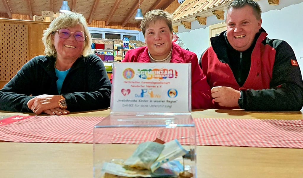 Carola (re.) und Martin Stocker (li.) vom „Osttiroler Obstbrand“ aus Meisberg haben Nadine Haak von der Hettstedter Karnevalsgesellschaft Neudorfer Narren (HKG) eine Spende in Höhe von 1.000 Euro übergeben.