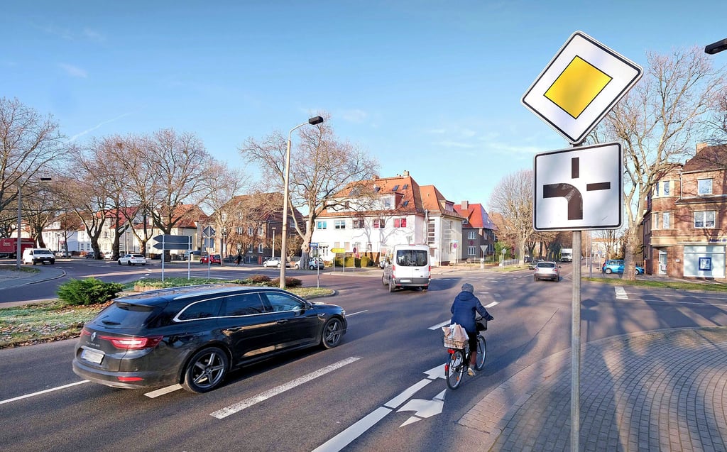 Radfahrer rollen auf der Bundesstraße: An dieser nicht ungefährlichen Situation wird sich in Bitterfeld nichts grundsätzlich ändern.