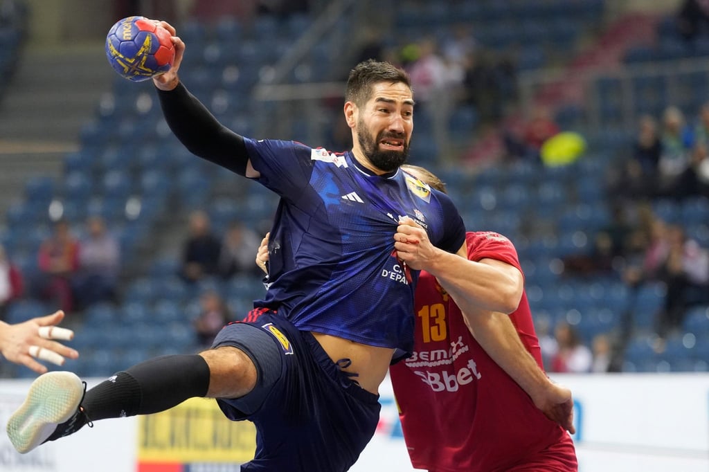 Die Franzosen um Nikola Karabatic (l) holten sich den vierten Sieg im vierten Spiel.