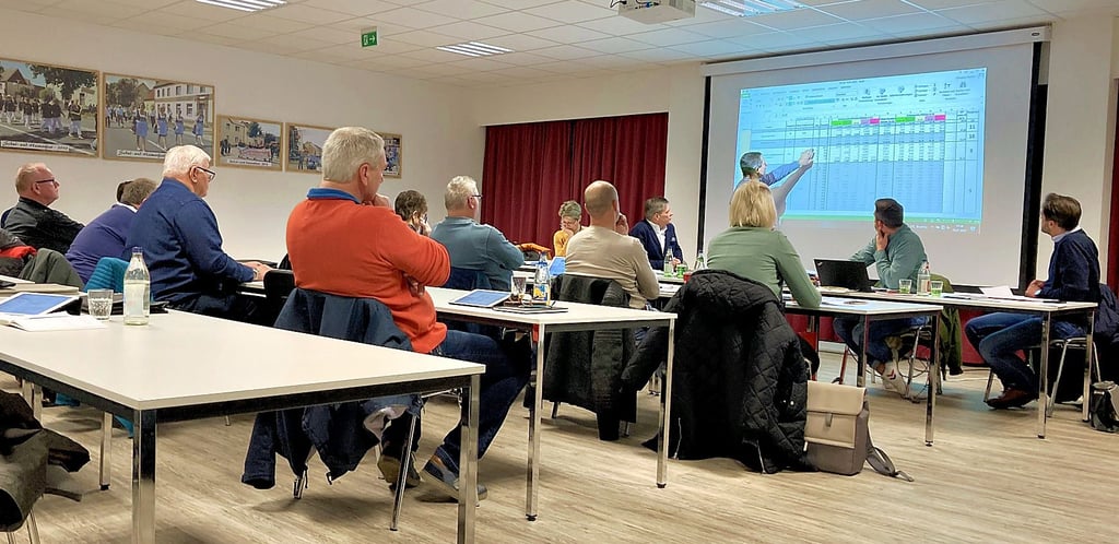 In der Stadtratssitzung von Zahna-Elster erklärt Bürgermeister Peter Müller die Rankingliste zur Aufstellung von Bebauungsplänen von Fotovoltaik-Freiflächenanlagen im Stadtgebiet.