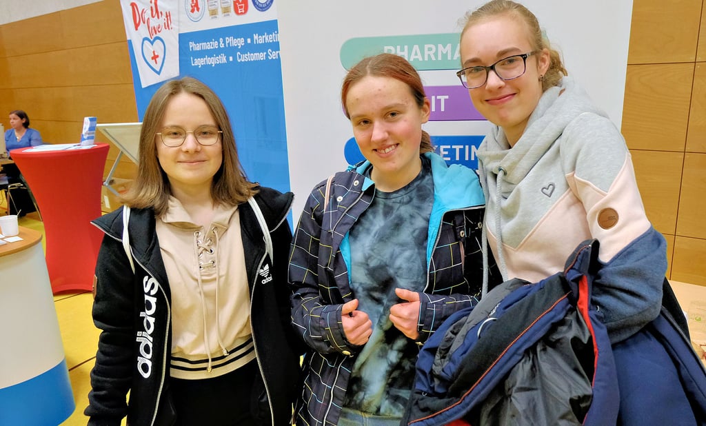 Viktoria Luspenko, Helen Stolp und Leonie Schröder (von links) aus dem Gymnasium Jessen finden die Veranstaltung klasse.