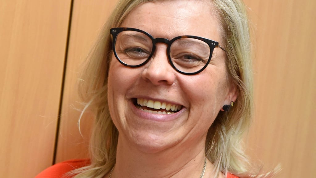 Anja Fritsch übt mit 20 Mädchen des Schackstedter Karnevalsvereins.