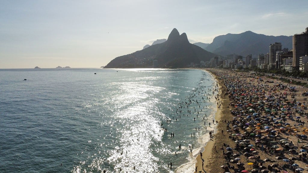 Zahlreiche Menschen genießen einen Tag am Ipanema-Strand bei hohen Temperaturen.