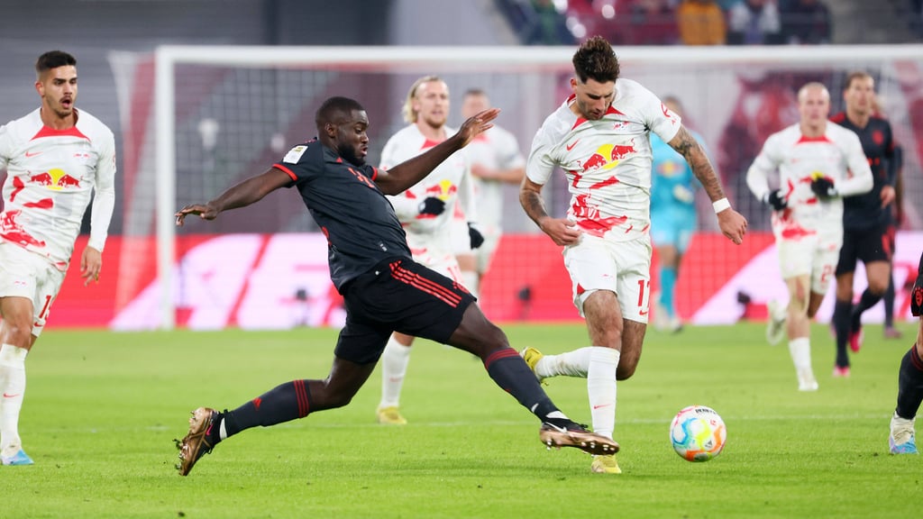 Upa im Glück: Dayot Upamecano foult Dominik Szoboszlai.