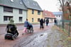 Bewohner und Mitarbeiter des Pflegezentrums Fuhneaue in Gröbzig sind unterwegs auf dem unbefestigten Gehweg der Puschkinstraße.