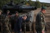 Die Diskussion über die Lieferung von  Panzern vom Typ Leopard 2 an die Ukraine geht weiter.  Das Bild zeigt Bundeskanzler Olaf Scholz (SPD) bei einem Truppenbesuch im Oktober während einer Militärübung im niedersächsischen Ostenholz. 