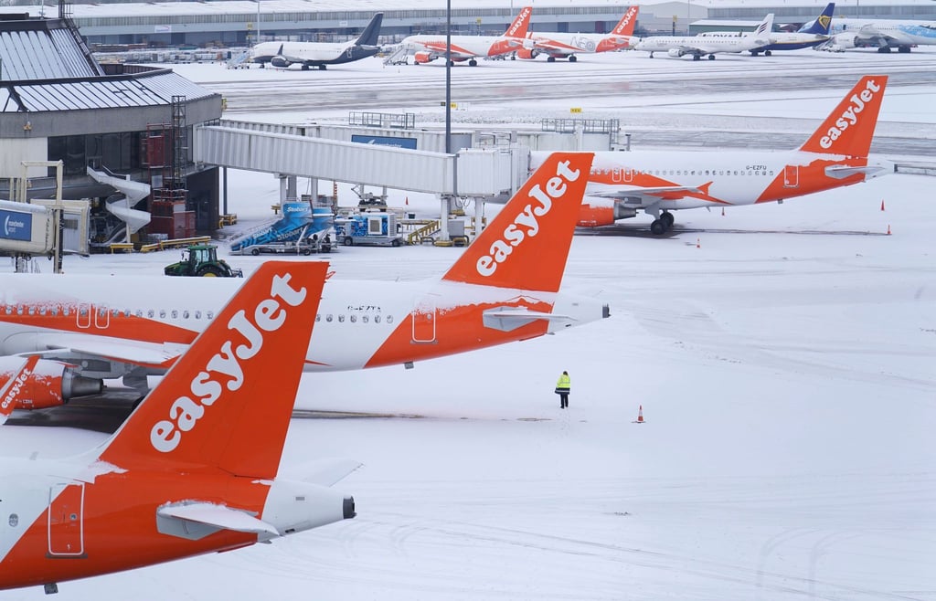 Schnee bedeckt den Flughafen in Manchester. In vielen Teilen des Landes müssen sich die Menschen auf mehrtägige Verkehrsbehinderungen einstellen, da Schnee, Eis und bitterkalte Temperaturen das ganze Land in Atem halten.
