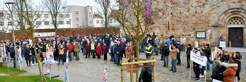 Auf dem Domplatz in Havelberg, mit dem früheren Krankenhaus im Hintergrund, hatten sich am Freitag um die 200 Menschen versammelt, um bei der Großdemo ihre Solidarität mit dem Verein „Pro Krankenhaus“ zum Ausdruck zu bringen.