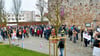 Auf dem Domplatz in Havelberg, mit dem früheren Krankenhaus im Hintergrund, hatten sich am Freitag um die 200 Menschen versammelt, um bei der Großdemo ihre Solidarität mit dem Verein „Pro Krankenhaus“ zum Ausdruck zu bringen. 