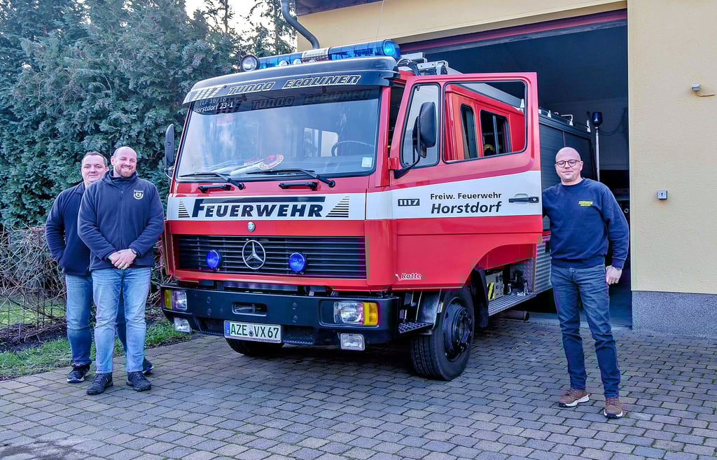 Gruppenbild mit Oldie: Sven Degen, Falk Müller und Markus Krause (v.l.n.r.) vor einem über 30 Jahre alten Fahrzeug der Feuerwehr Horstdorf.