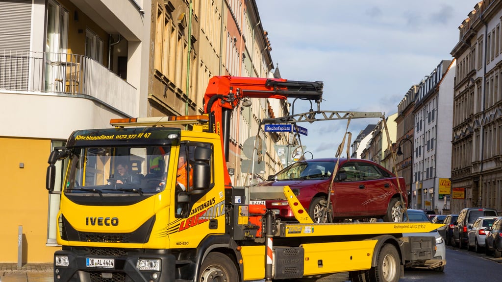 Ein Pkw wird abgeschleppt.