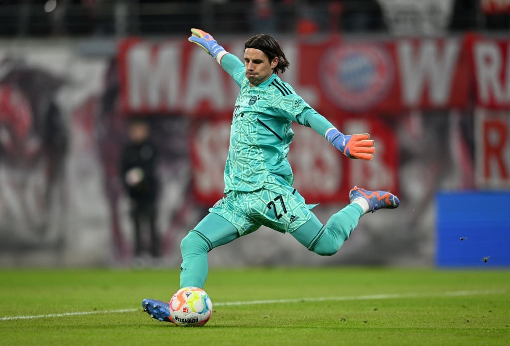 Münchens Torwart Yann Sommer spielt den Ball.