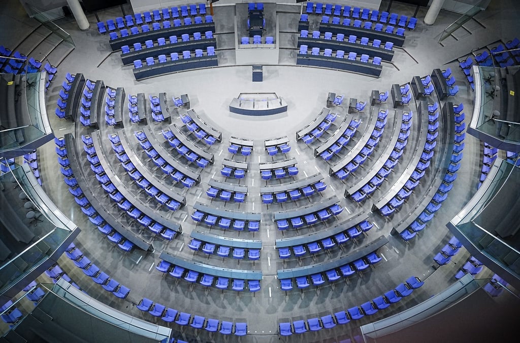 Der Plenarsaal des Bundestags: Durch Überhang- und Ausgleichsmandate ist das Parlament in den vergangenen Jahren immer weiter gewachsen.