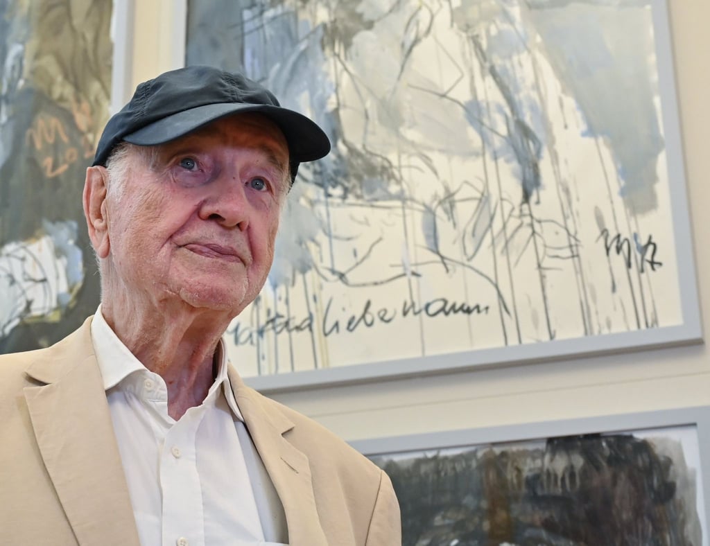 Armin Mueller-Stahl steht in seiner Ausstellung „Gegen das Vergessen“ in der Orangerie von Schloss Neuhardenberg.