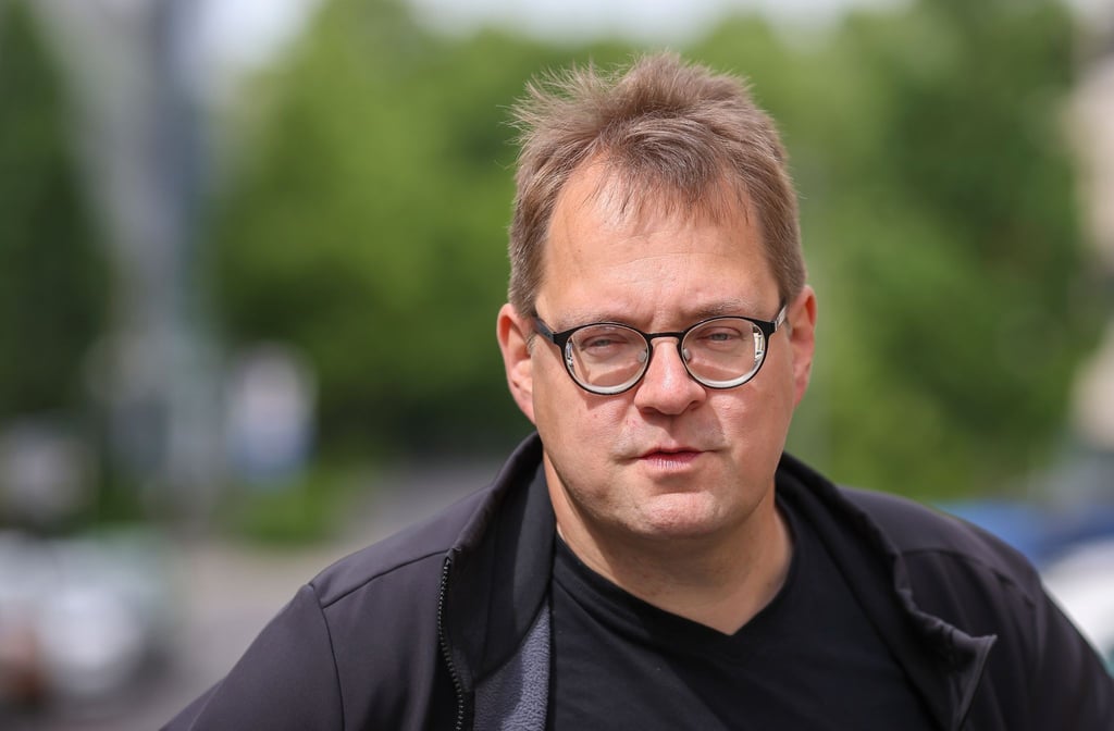 Sören Pellmann steht vor dem Karl-Liebknecht-Haus seiner Partei in Leipzig.